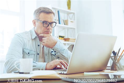 伏案工作是什么意思(伏案工作者指哪些人)