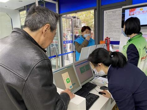 老人没有智能手机怎么出示健康码 老年人没有智能手机怎么出行