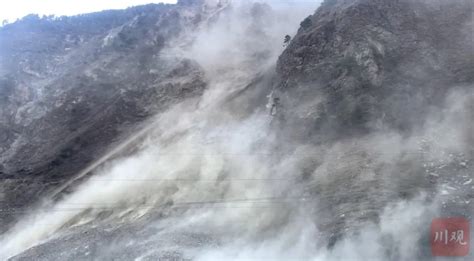 路人拍下甘孜山体滑坡瞬间 现场响声巨大尘土四起道路中断