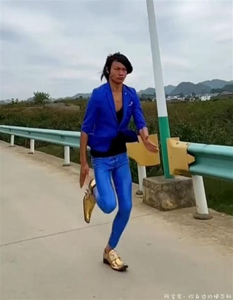 蓝色妖姬切尔西什么意思梗,蓝色西装加皮裤配双镀金切克西