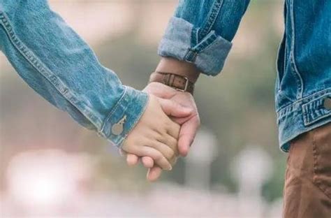 男生牵手会一直揉你的手背代表什么(爱意表达/紧张不安/身体语