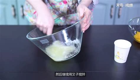 没有打蛋器怎么将蛋清打发,用矿泉水瓶做个简易打蛋器