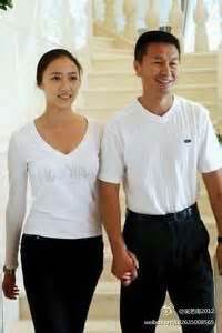 【图】51岁吴若甫前妻是谁 与现小23岁娇妻一见钟情(2)