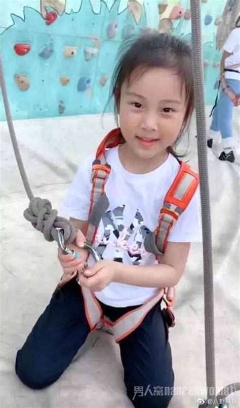 李小璐带甜馨游天安门 母女十分有爱 网友:甜馨太可怜