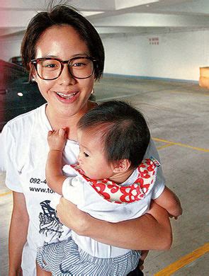 港女星林嘉欣公共场合喂母乳 遭异样目光