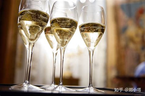 香槟酒的主要原料是什么果实?香槟酒和起泡酒有什么区别?